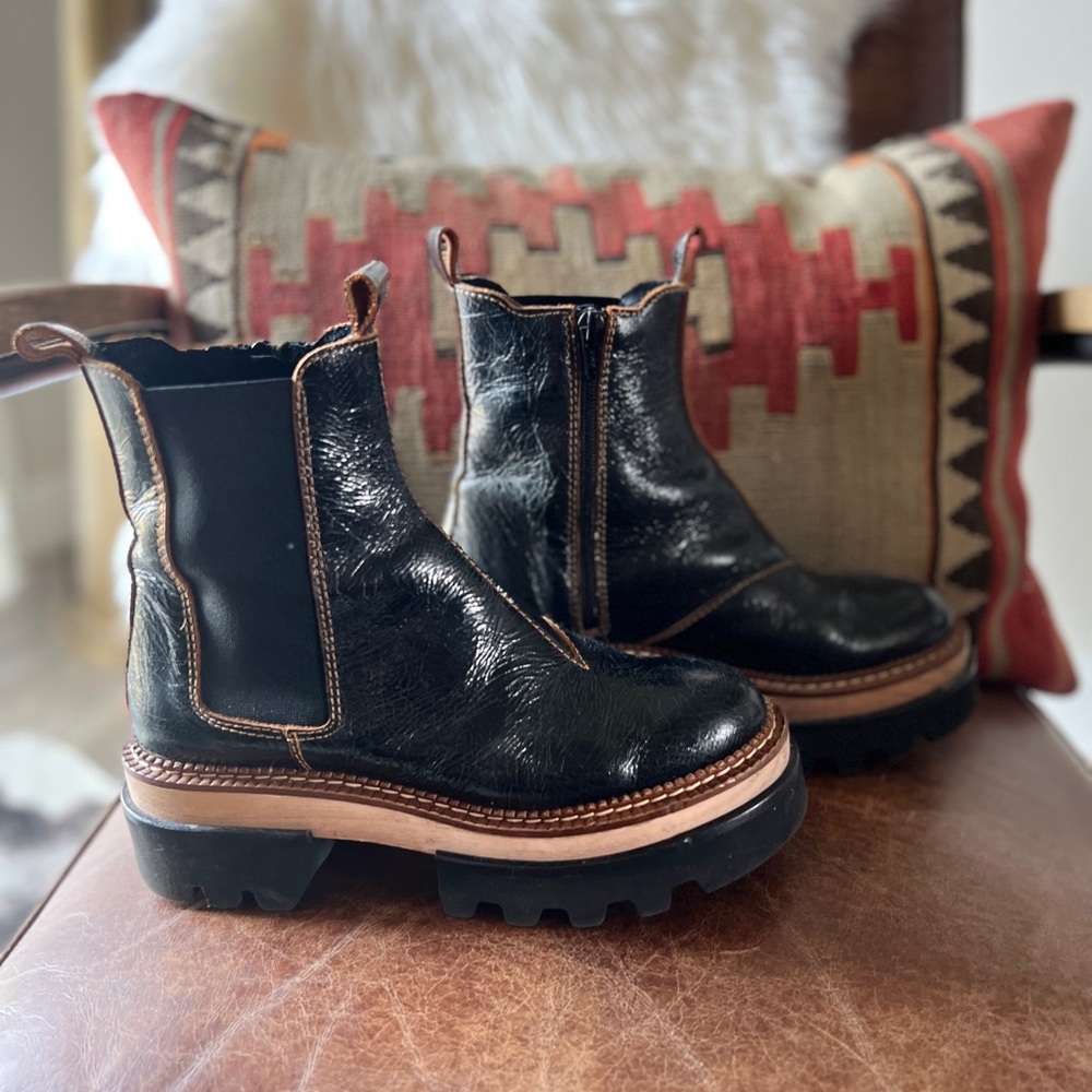Free People Vance black crackled glossy leather platform lug sole boots size 38